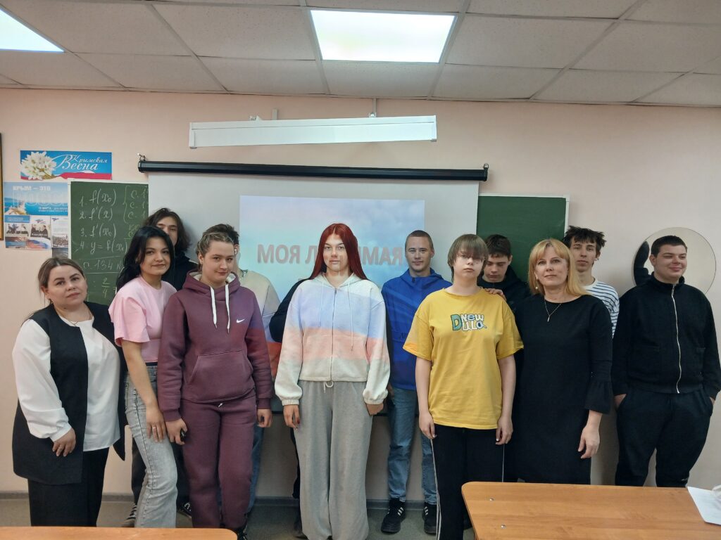 Общее фото у доски. Патриоты своей родины 